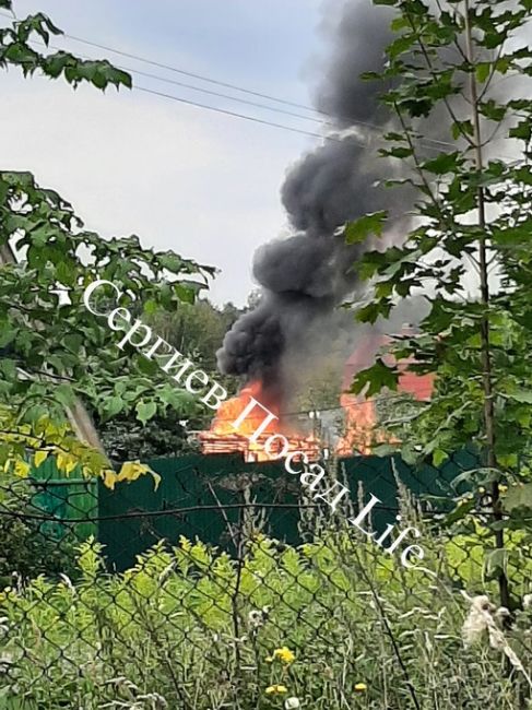 В СНТ Васильки (в стороне Шарапово) сейчас пожар, горит постройка  дополнение: пожарные приехали..