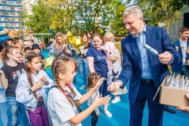 Глава округа Андрей Иванов лично принимает участие в открытии новых детских площадок и стабильно выступает..