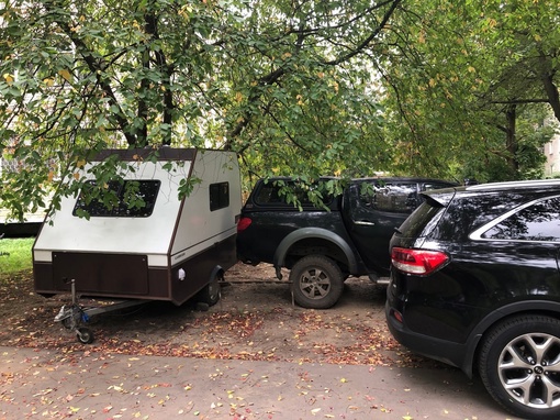 ПАРКУЮТСЯ, КАК ***** 🤬
📸 Алексей
Пол России объездил. Вернулся домой. Такого (мат)… не видел ни в Москве, ни В..