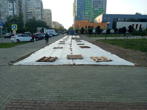 Что бы это значило?
Гор #Жуковский
Напротив кладбища застелили землю,
- прислал наш подписчик..