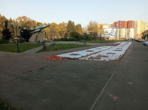 Что бы это значило?
Гор #Жуковский
Напротив кладбища застелили землю,
- прислал наш подписчик..