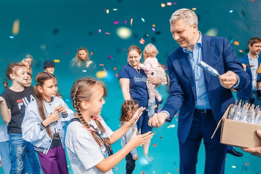 Глава округа Андрей Иванов лично принимает участие в открытии новых детских площадок и стабильно выступает..