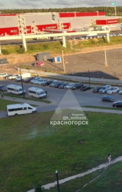 Ревизоры на автобусной остановке 👇  После жалоб на очереди к маршруткам в ЖК «Ильинские луга» нагрянули..