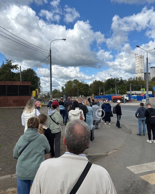 Очереди на автобусы в сторону Одинцово возле метро «Парк Победы» образуются даже в дневное время 🤯  Что..
