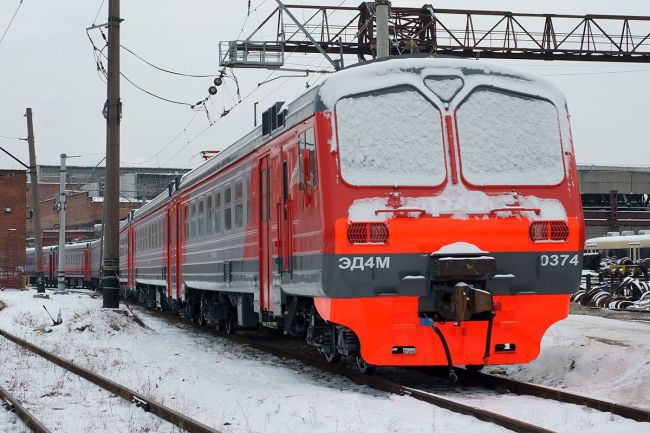 Жуткое ДТП в Подмосковном Раменском. Легковой автомобиль попал под электричку в Подмосковье. 
Водитель..