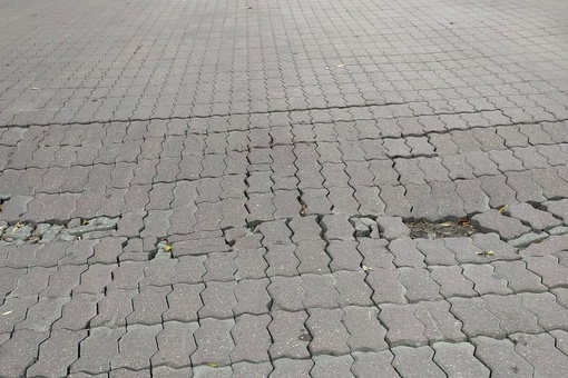 Сделайте, пожалуйста, покрытие дорожного полотна ровным. Уже много лет администрации города Мытищи нет дела..