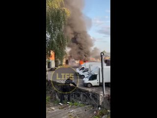 На территории хлебокомбината в Сергиевом Посаде сгорел «Форд Транзит», ещё два автомобиля повреждены..