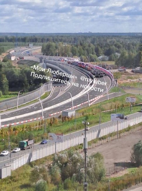 Подготовка к запуску трассы М12 Москва-Арзамас.  Мост через Пехорку в районе ЖК Самолёт.
Всё украшено..