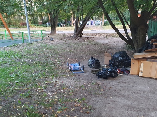 Детская площадка на Дирижабельной 24 около мусорных баков (8 метров😃😃😃) Тут же дети, тут же бомжи... 
Вот этот..