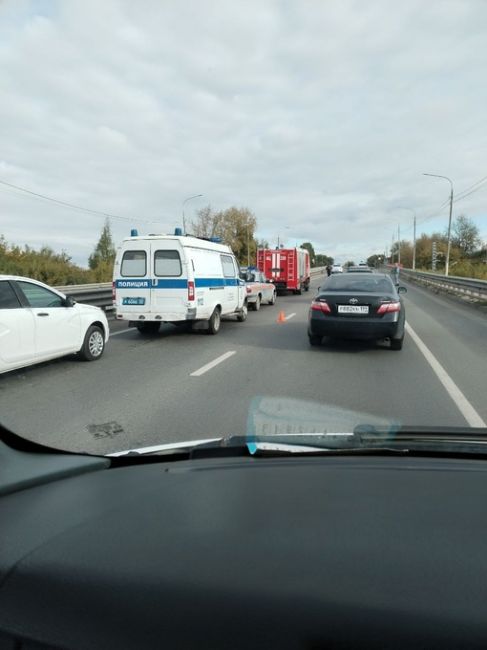 Мост после АТП6 на проспекте Юных Ленинцев в сторону Москвы, лежит предмет похожий на гранату Ф1, без..