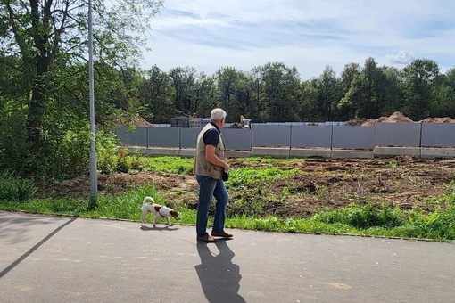В микрорайоне Климовск в Подольске на улице Победы в парке «Дубрава» строители начали делать мощеную..