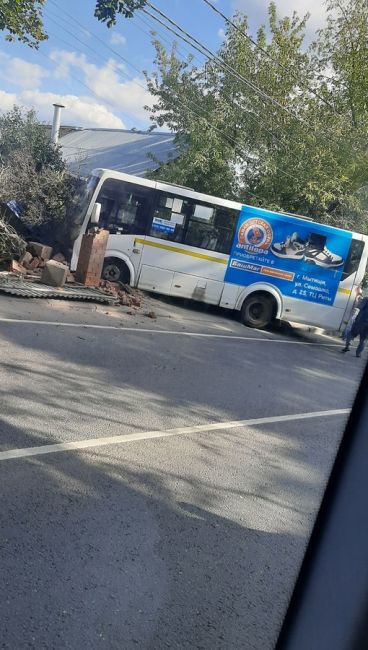 Водитель встал и отказался вести..