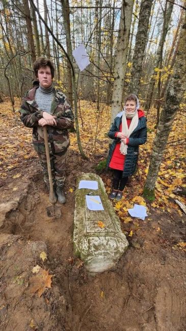 В лесах Шатуры нашли старинное надгробие  Находку обнаружили волонтёры во время паломнического похода в..