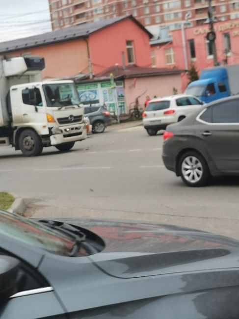 Авария на перекрестке в 6 микрорайоне. Женщина видимо по неосторожности плохо развернулась и в нее въехал..