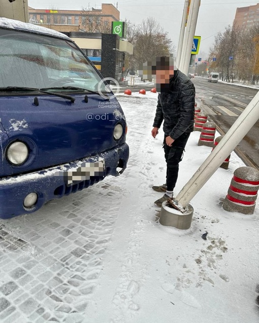 На улице Свободы водитель решил проверить насколько его летняя резина всё-таки летняя 😐  Теперь мачта..