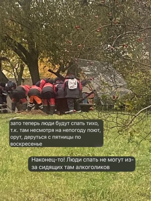 На улице Вилора Трифонова демонтируют лавочки и навес, установленные по программе благоустройства..
