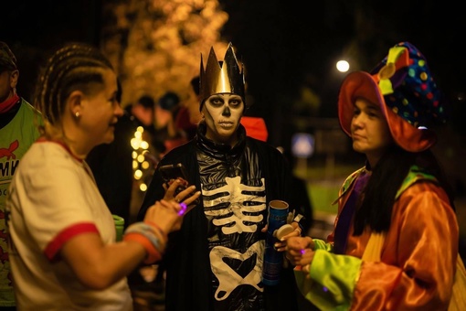 ХЕЛЛОУИНСКИЙ ЗАБЕГ 🎃 
Яркие фотокарточки с костюмированного забега в Пестовском парке. Кстати, в..