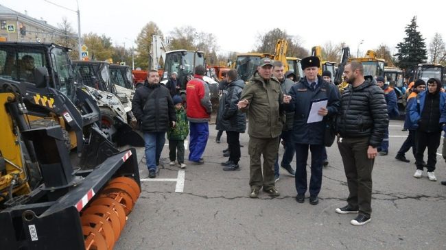 В Мытищах проверили готовность коммунальных служб к зимнему сезону  Более двухсот единиц дорожной техники..