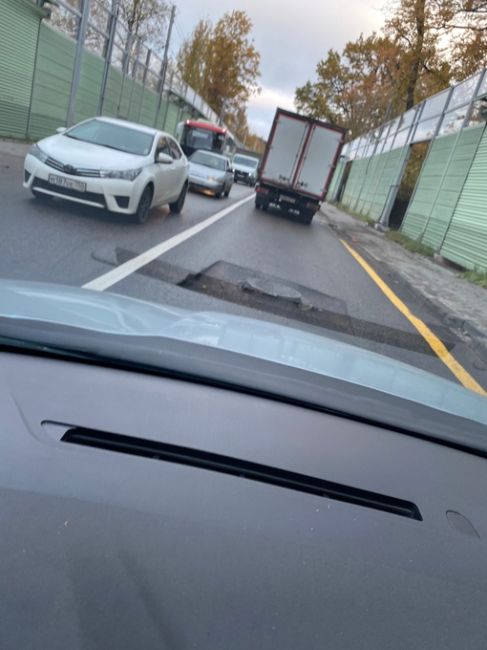 В Жаворонках три недели делали люк 🥴  Сделали. Теперь пробки от Минского до Можайского..