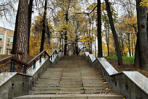 Осень. Парк. Холодный лёгкий дождь. 
Радостное солнечное лето быстро прошло... 
Сплин. Серые, постные лица на..