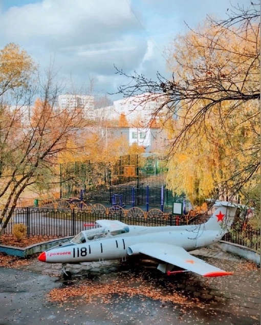 Самолет Л-29 во дворе 14 лицея
Фото:..