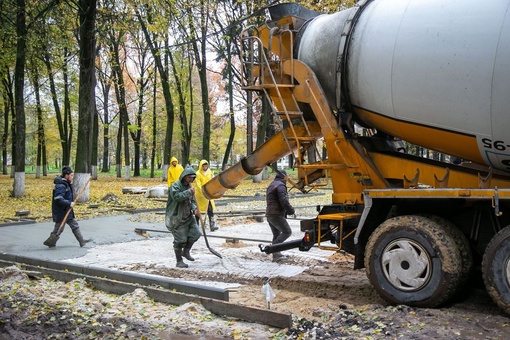 🌳🚜 В парке Мира продолжаются масштабные работы по реконструкции, которая проходит в рамках..