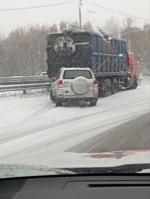 Съезд на ЮО с Орджоникидзе ДТП с мусоровозом. 
Фото из чата "Подольск: пробки, засады,..