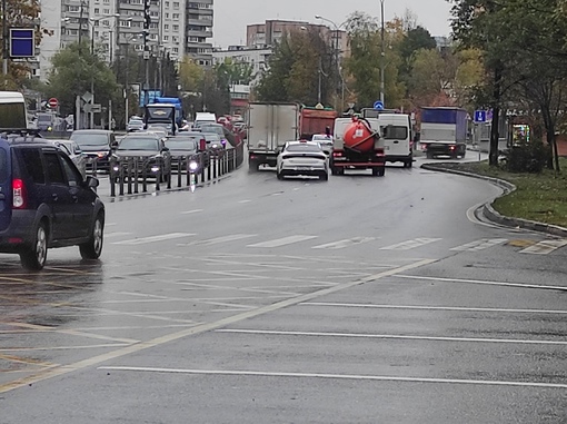 "Не первую неделю на перекрёстке Можайского и Красногорского шоссе нанесена абсурдная разметка, где при..