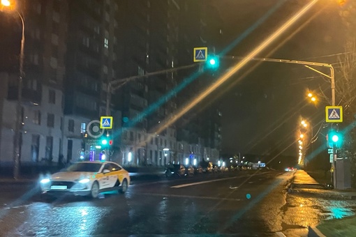 Не успели на улице Маковского установить новый светофор, как он тут же заработал 🚦  И пока выполняет функцию..