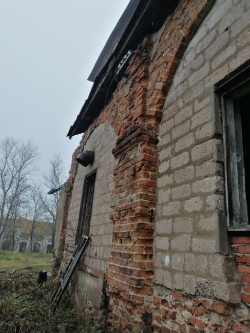 Вандалы или воры, скорее всего и так, и так, орудуют безнаказанно, ломают как объекты культурного значения,..