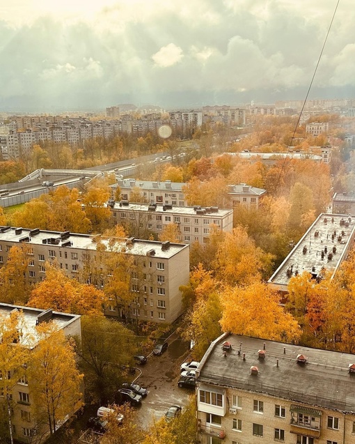 ОСЕНЬ В БАЛАШИХЕ 🍂 
📸 Наталья
Немного солнца между постоянными..