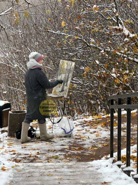 Местные художники за работой 🎨  Спуск к Долине реки..