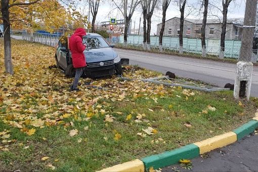 Водитель каршеринга снёс ограждение на улице Правды рядом с проходными "ПЗЭМИ" 
Фото из чата "Подольск:..