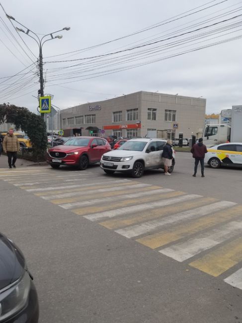 Авария на перекрестке в 6 микрорайоне. Женщина видимо по неосторожности плохо развернулась и в нее въехал..