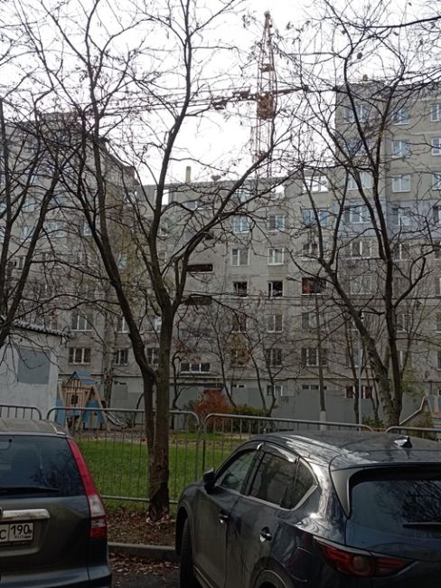 Странное, конечно, зрелище... Октябрьская, 10.
Были целые квартиры. В которых зажигался и гас свет. В которые..