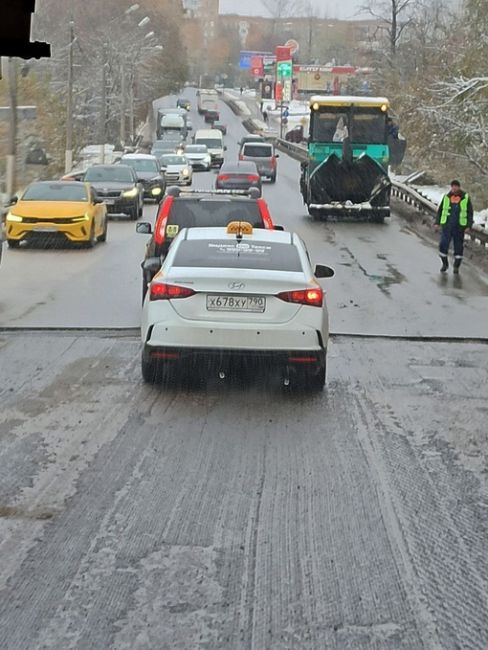 Уважаемые водители ! Будьте внимательны! На Носовихинском шоссе в Кучино в районе тоннеля под..