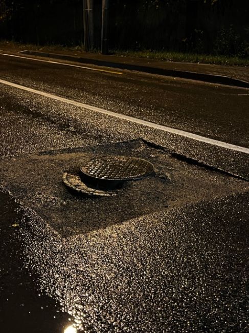 В Жаворонках три недели делали люк 🥴  Сделали. Теперь пробки от Минского до Можайского..