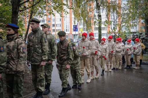 ВЕЧНАЯ ПАМЯТЬ ГЕРОЮ! 🎖
Мемориальную доску участнику СВО Анатолию Бортновскому открыли в Балашихе. Её..