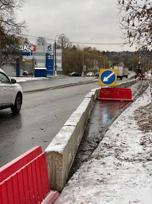 На Учинке выставили отбойники, сузив проезжую часть  «Как обычно, без предупреждения, не информируя о планах..