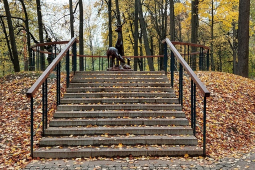 Осень. Парк. Холодный лёгкий дождь. 
Радостное солнечное лето быстро прошло... 
Сплин. Серые, постные лица на..