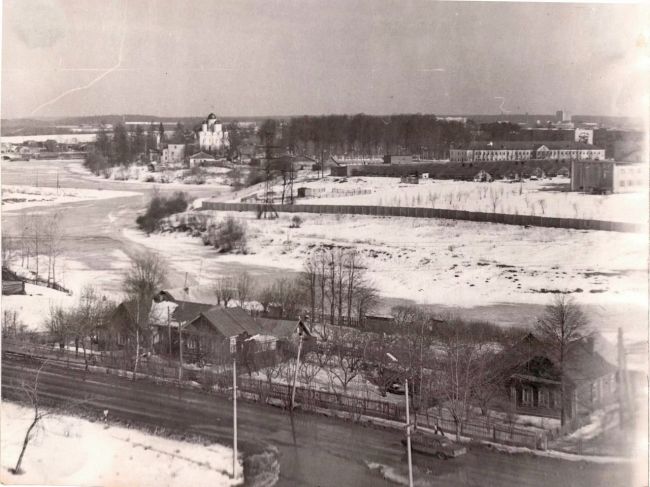 Вид с балкона на речку Вязёмку в 1980 году  Фото сделано с балкона дома..