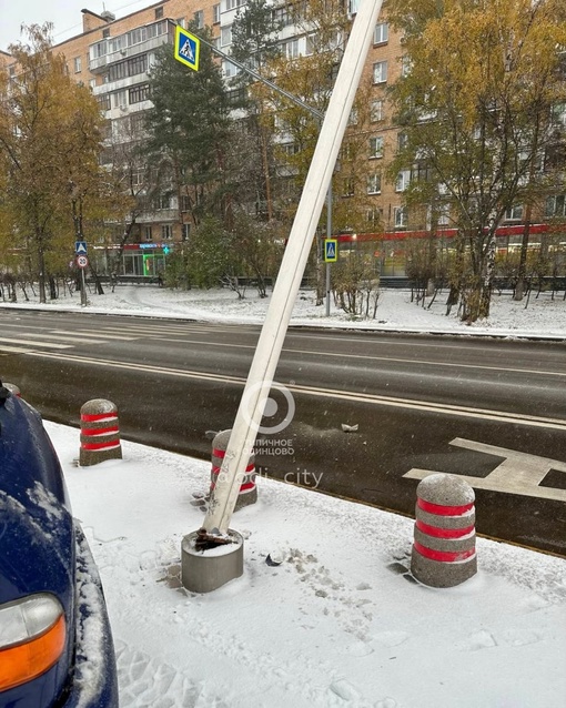 На улице Свободы водитель решил проверить насколько его летняя резина всё-таки летняя 😐  Теперь мачта..