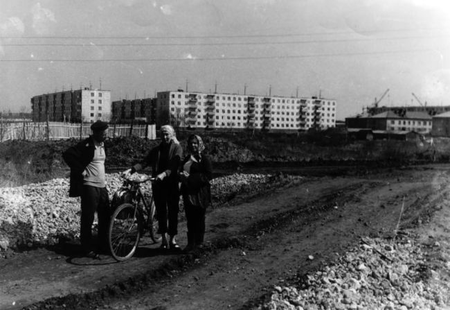 Поселок имени Воровского в мае 1981 года. Люди едут на дачу, а вдалеке уже строят многоэтажки.  Где у вас была..