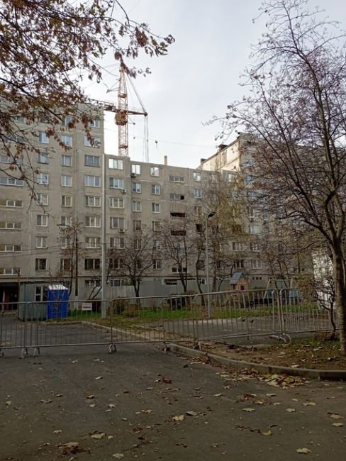 Странное, конечно, зрелище... Октябрьская, 10.
Были целые квартиры. В которых зажигался и гас свет. В которые..