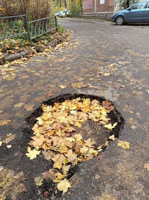 Комсомольская 17 в торце дома у первого подъезда появилась яма (в ней видно люк) глубиной сантиметров 15-20. В..