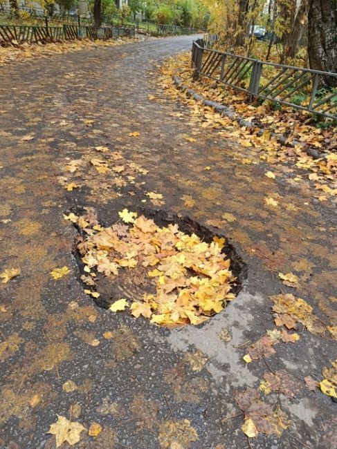 Комсомольская 17 в торце дома у первого подъезда появилась яма (в ней видно люк) глубиной сантиметров 15-20. В..