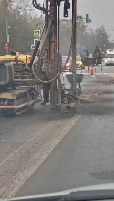 От взлета в сторону самолёта ставят тросовое ограждение
..