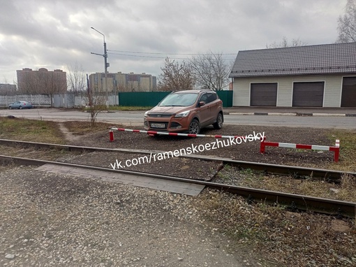 В Быково обнаружен частный ж/д переезд.
На вьезде в пос.Быково на железнодорожных путях необщего..