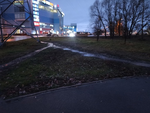 Тротуары... Они стали появляться в нашем городе лет 10-15 назад, что очень приятно! Но нужно как-то продумать их..