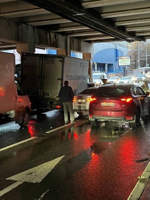 В старых Химках сплошные ДТП  Под мостом движение сильно затруднено и на станции Химки аналогично..